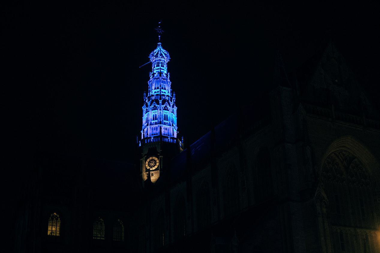 Boring - de Grote of St. Bavokerk blauw verlicht