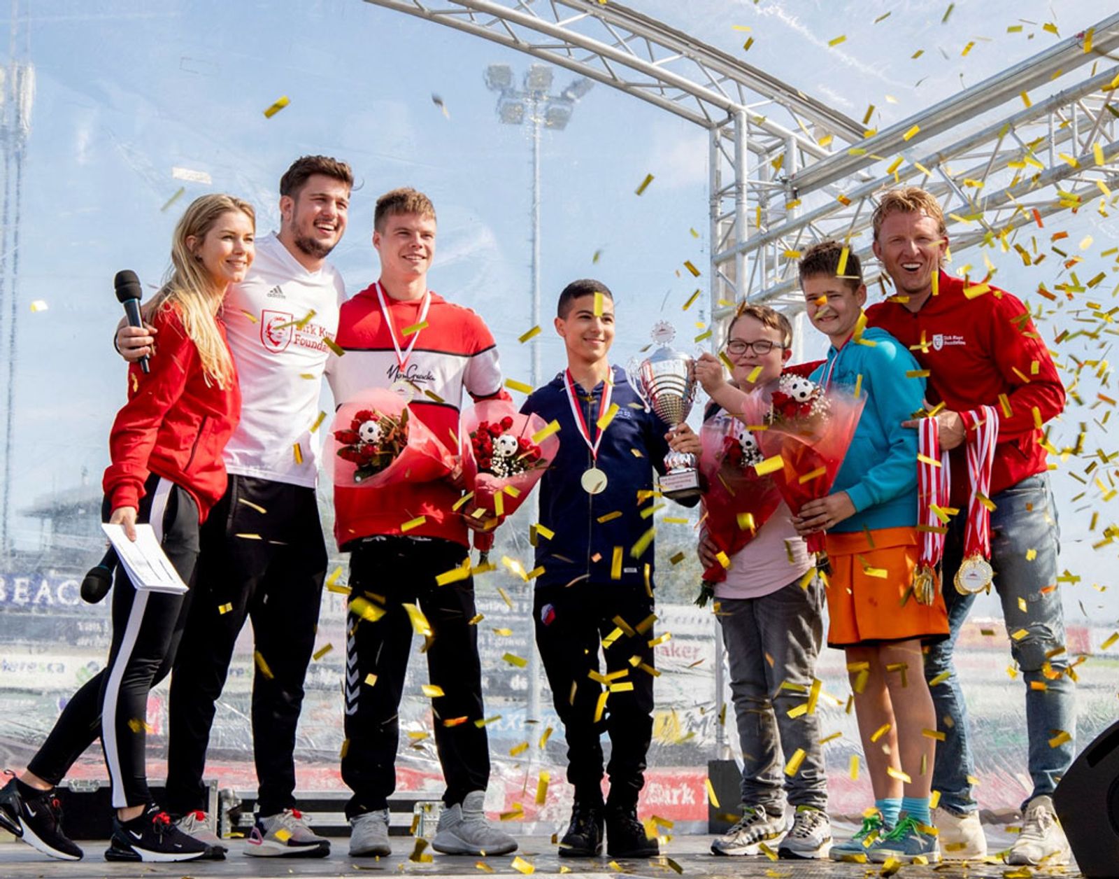 Dirk Kuyt, Anouk Hoogendijk en Carlos Platier Luna op podium met winnaars